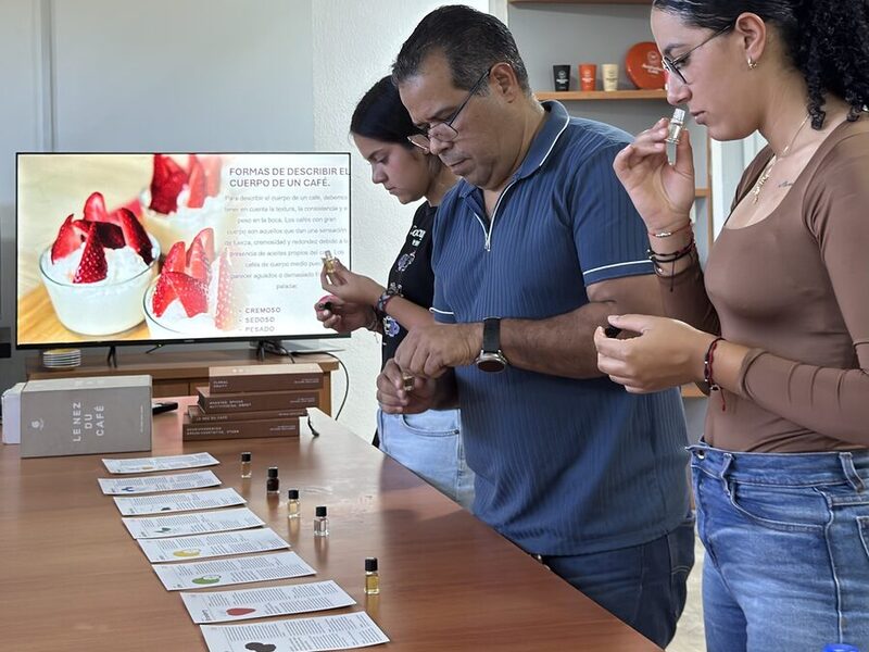 Alumnos en la mesa de aromas durante una clase de barismo