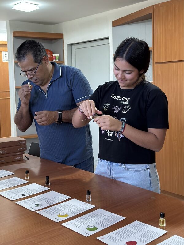 Dos alumnos comparan aromas en la mesa de cata